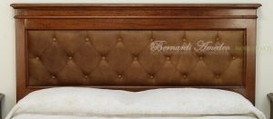 Letto classico matrimoniale in legno massiccio con pannello testiera imbottito in vera pelle